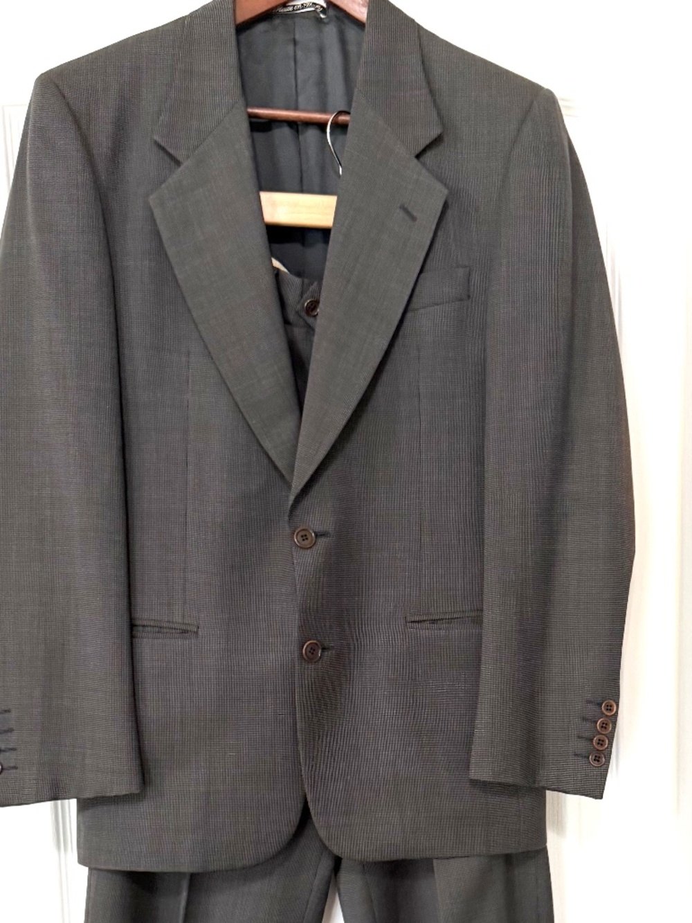 VTG Valentino Uomo Grey Textured 2-Piece Suit Italy IT 52 / US 42 R